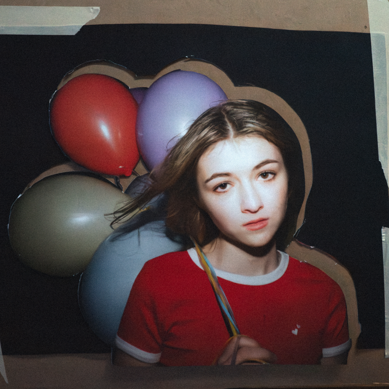 Ava Valianti’s “Distant” – A Bittersweet Coming-of-Age Anthem Wrapped in Indie-Pop Glow