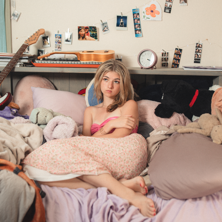 Ava Valianti – “Clean My Room”
