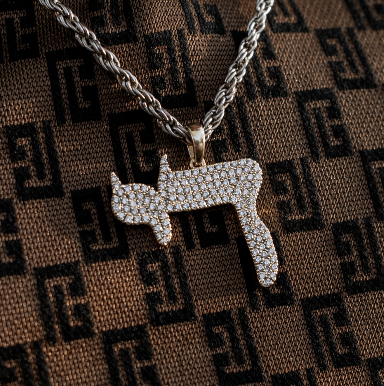 ABADAY Builds a Sleepless Pop Universe on “לא ישנתי צהריים (Nosleep)”